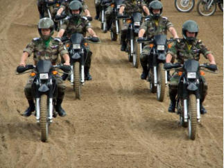 Le Groupe Motocycliste en parade