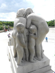 Oslo : le parc Frogner une des sculptures Vigeland "les chipies"